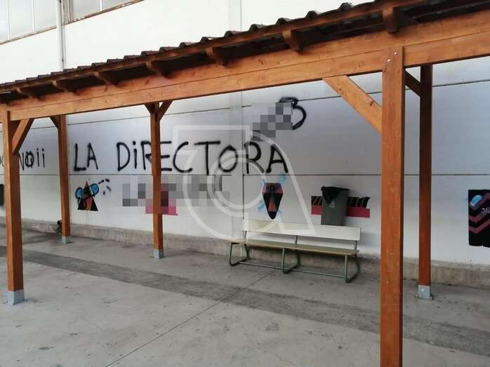 Pintada contra la directora del centro (Foto TA)